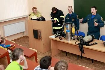 В гости к маленьким пациентам Детской областной больницы пришли пожарные