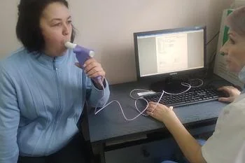 Врачи Правдинской больницы исследуют функцию внешнего дыхания пациентов на современном оборудовании Врачи Правдинской больницы исследуют функцию внешнего дыхания пациентов на современном оборудовании